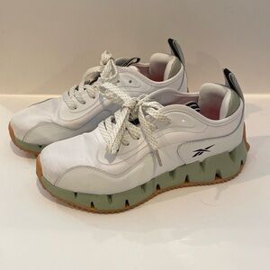 New never worn NWOT Adidas white size 7.5 sneakers.